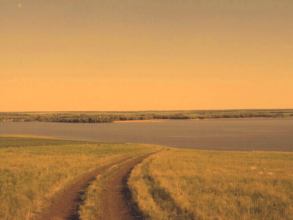 Дорога спускается к воде обои