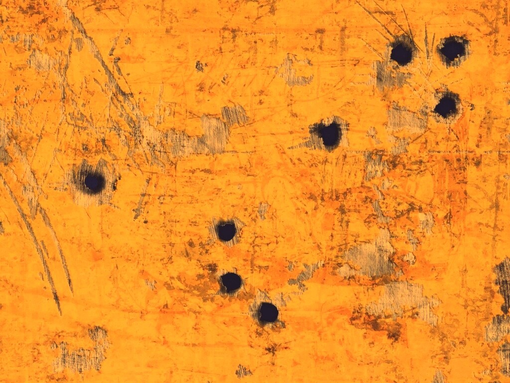 Пулевые отверстия в желтом листе обои