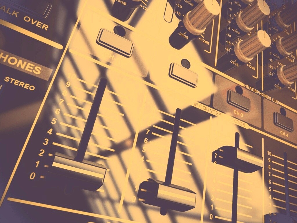 Пульт диджея и отражение на нем обои