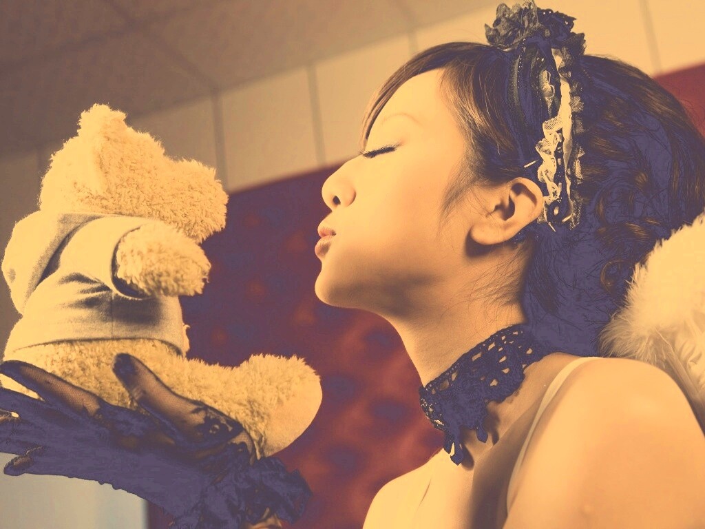 Азиатка любит медвежонка обои