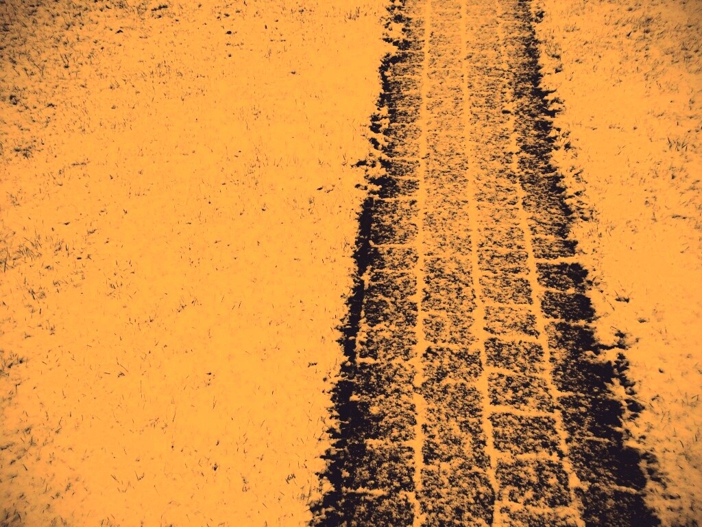 След покрышек в снегу обои