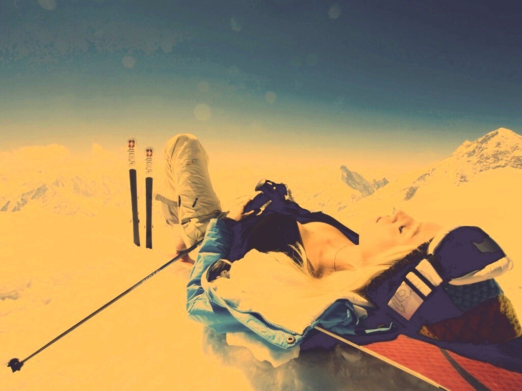 Лыжница отдыхает в горах обои