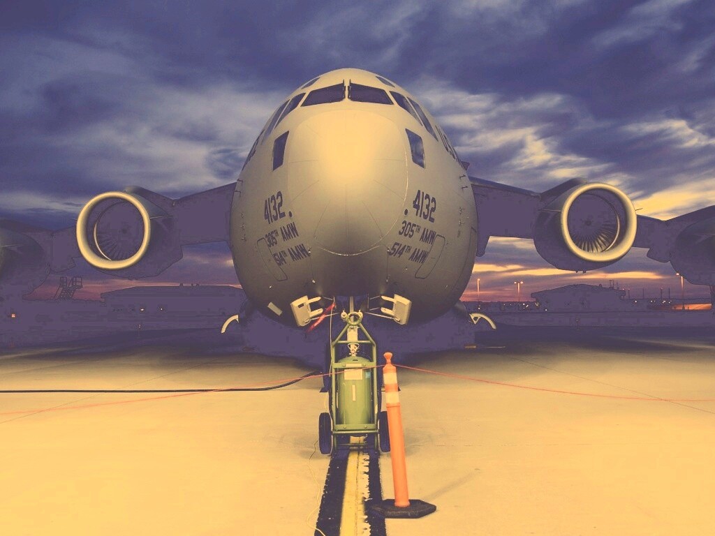 Самолет на взлетной полосе обои