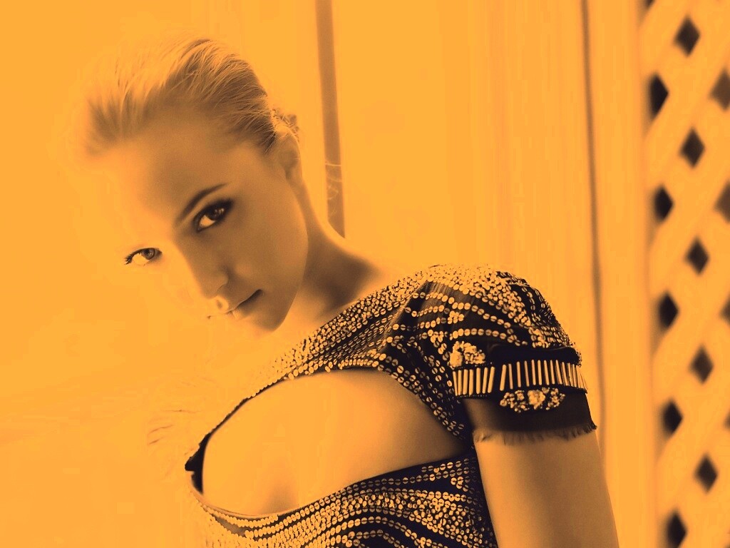 Блондинка у окна обои