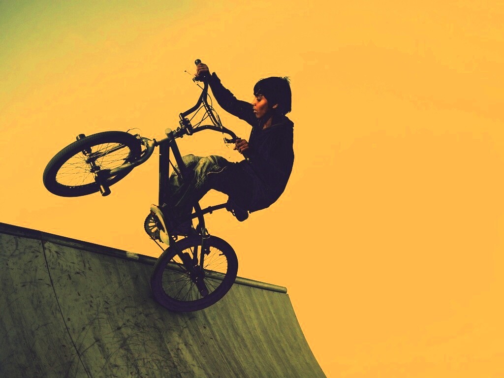 Мальчик на рампе обои