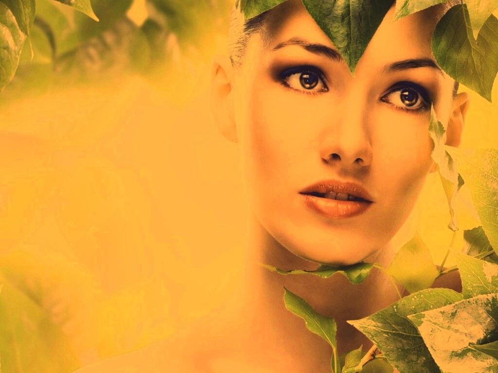 Девушка с зелеными листьями обои