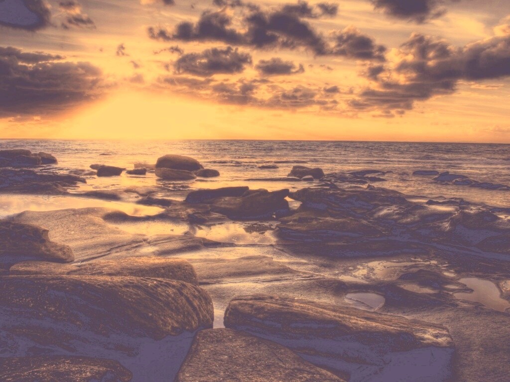 Каменистый берег на закате обои