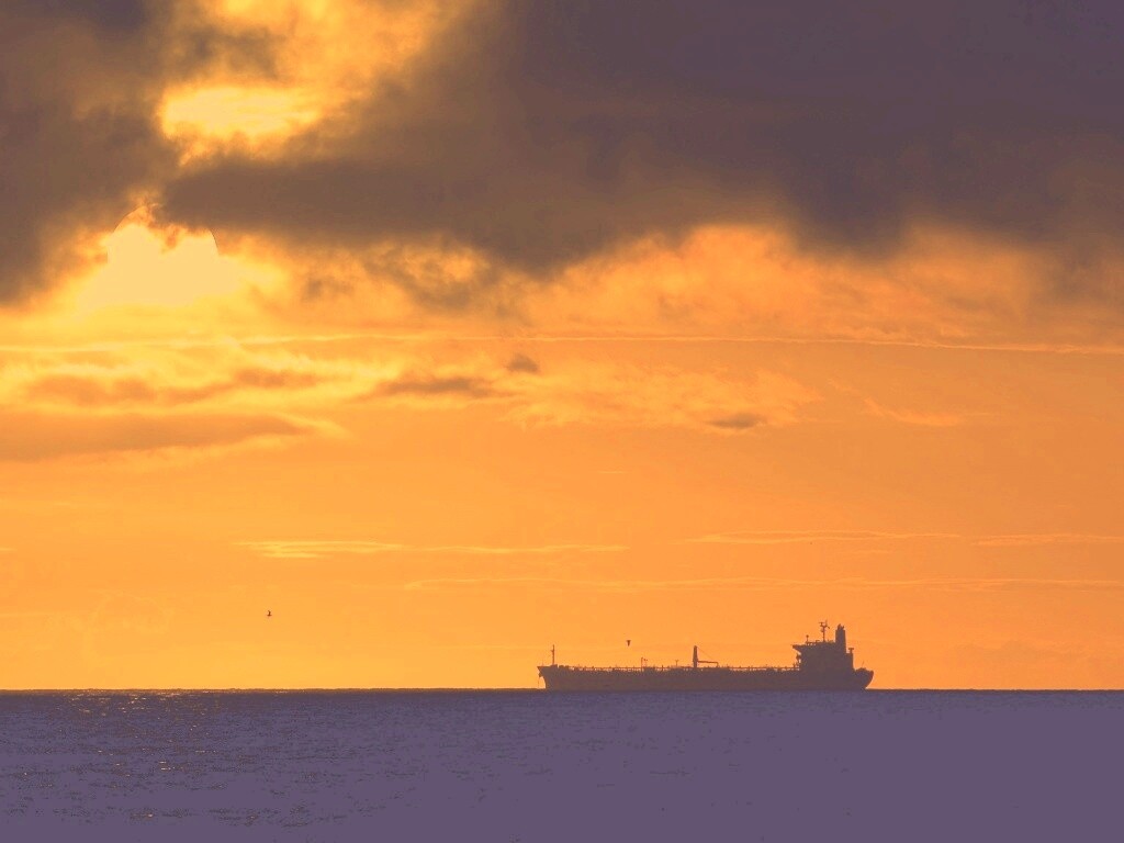 Баржа на закате обои