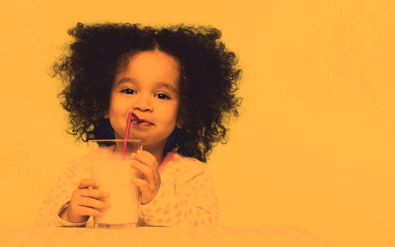 Девочка пьет молоко обои