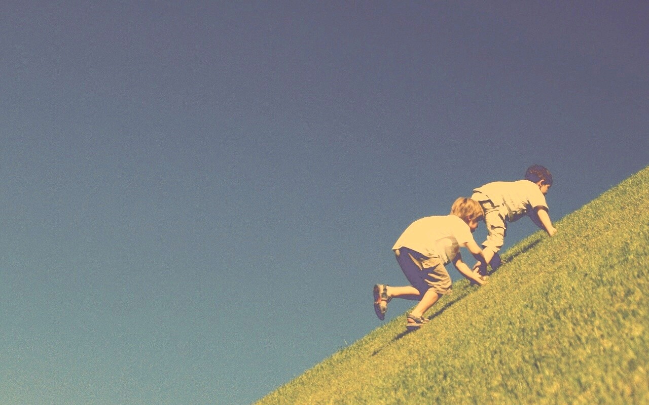 Дети взбираются в гору обои