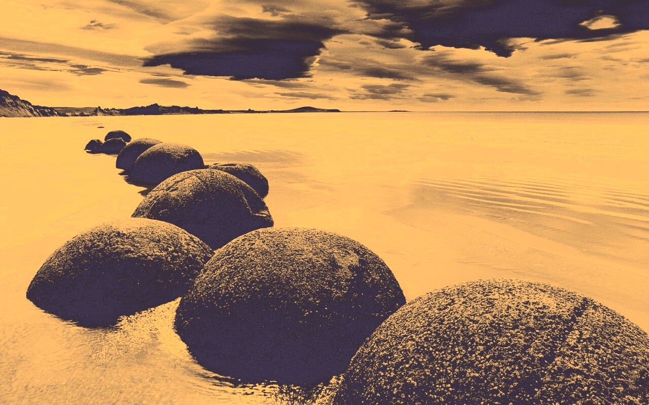 Круглые камни на берегу обои