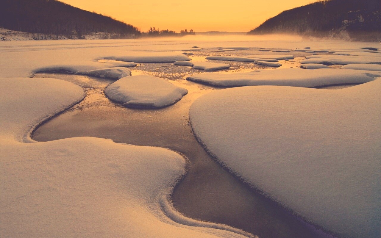 Полынья на замерзшем озере обои
