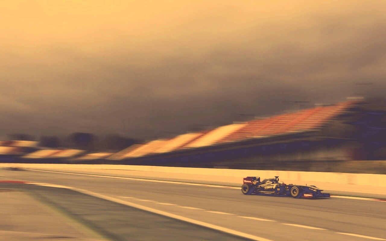 Болид на треке обои