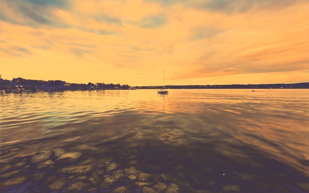 Яхта на озере обои