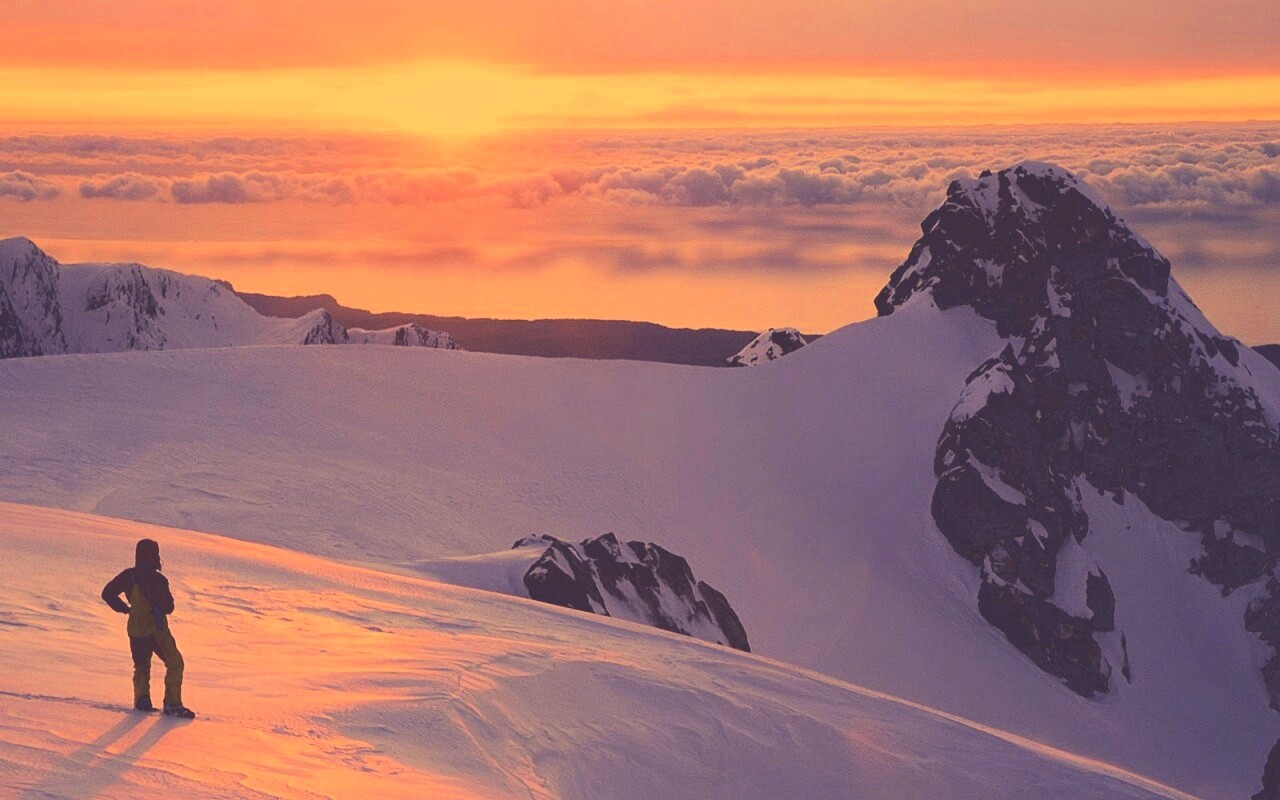 Путешественник в горах обои