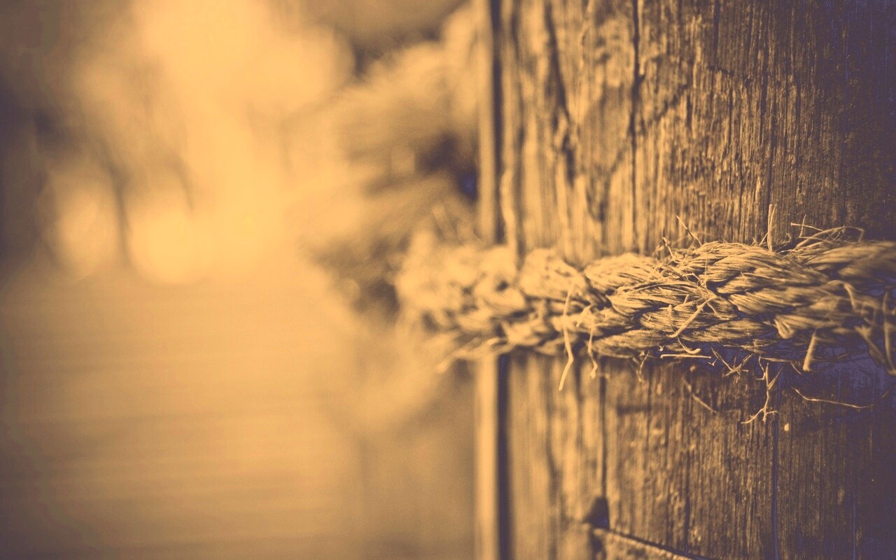 Веревка на деревянном столбе обои