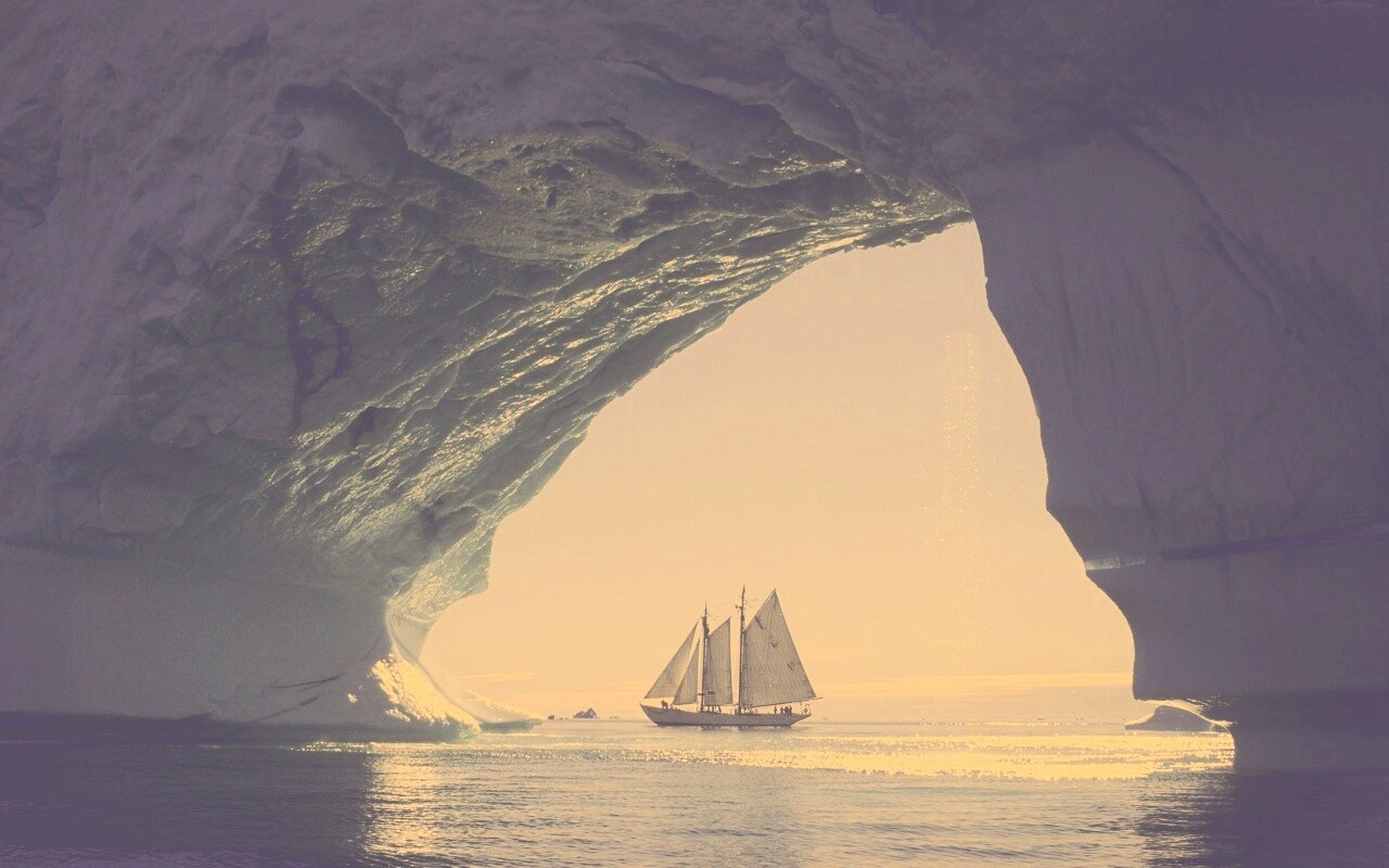 Парусник под ледяной аркой обои