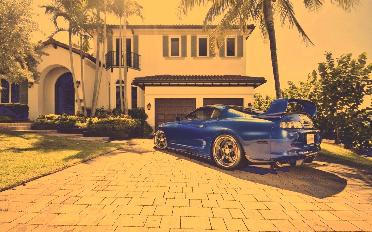 Синее авто у коттеджа обои