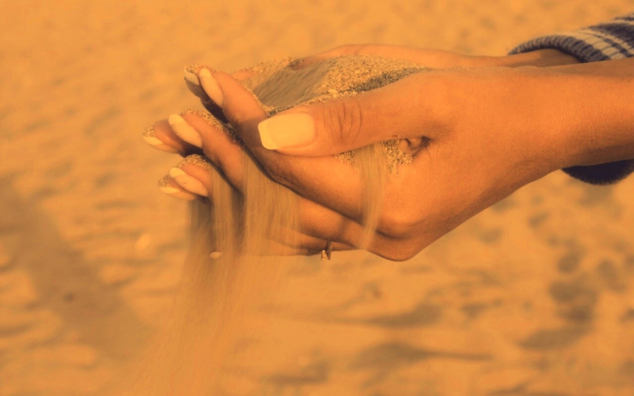 Песок сквозь пальцы обои