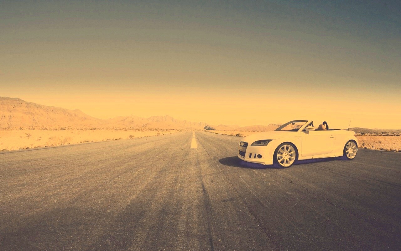Кабриолет Ауди на пустынной дорге обои