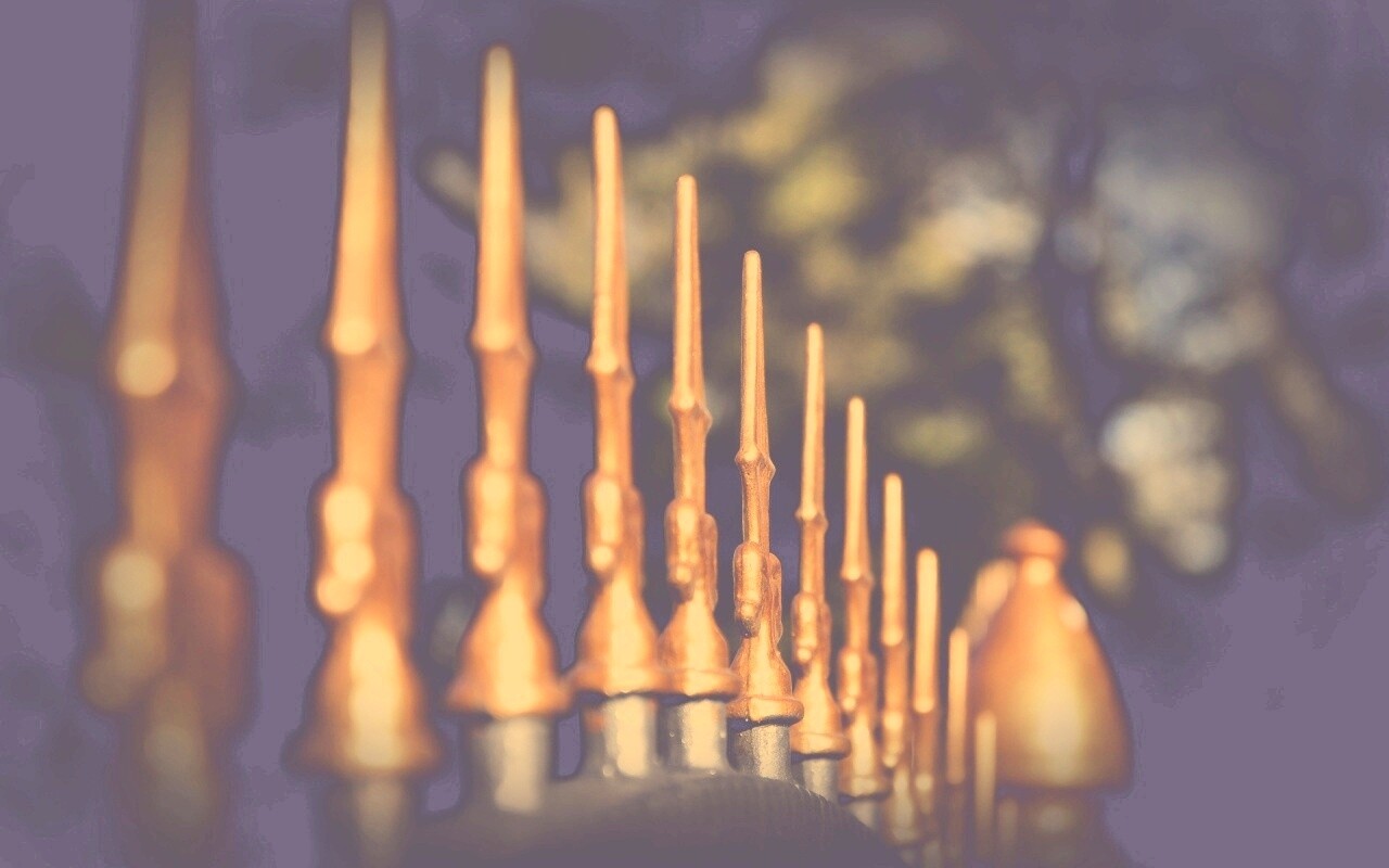 Оранжевые наконечники на ограде обои