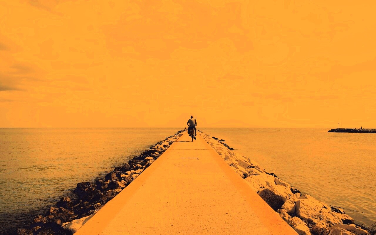 Велосепидист на волнорезе обои