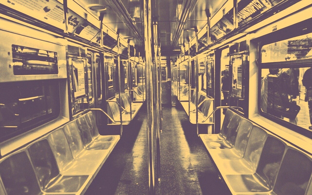 Пустой вагон метро обои