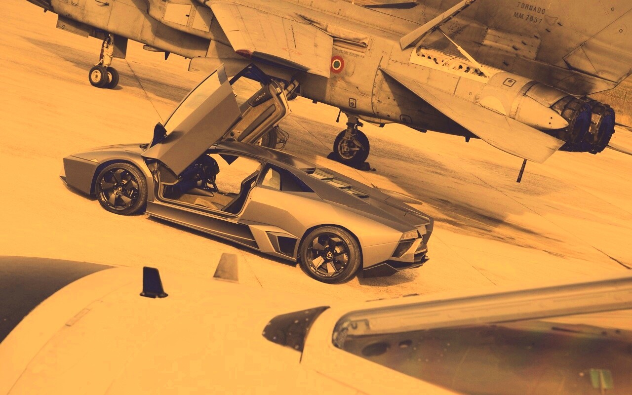 Ламборджини на военной базе обои