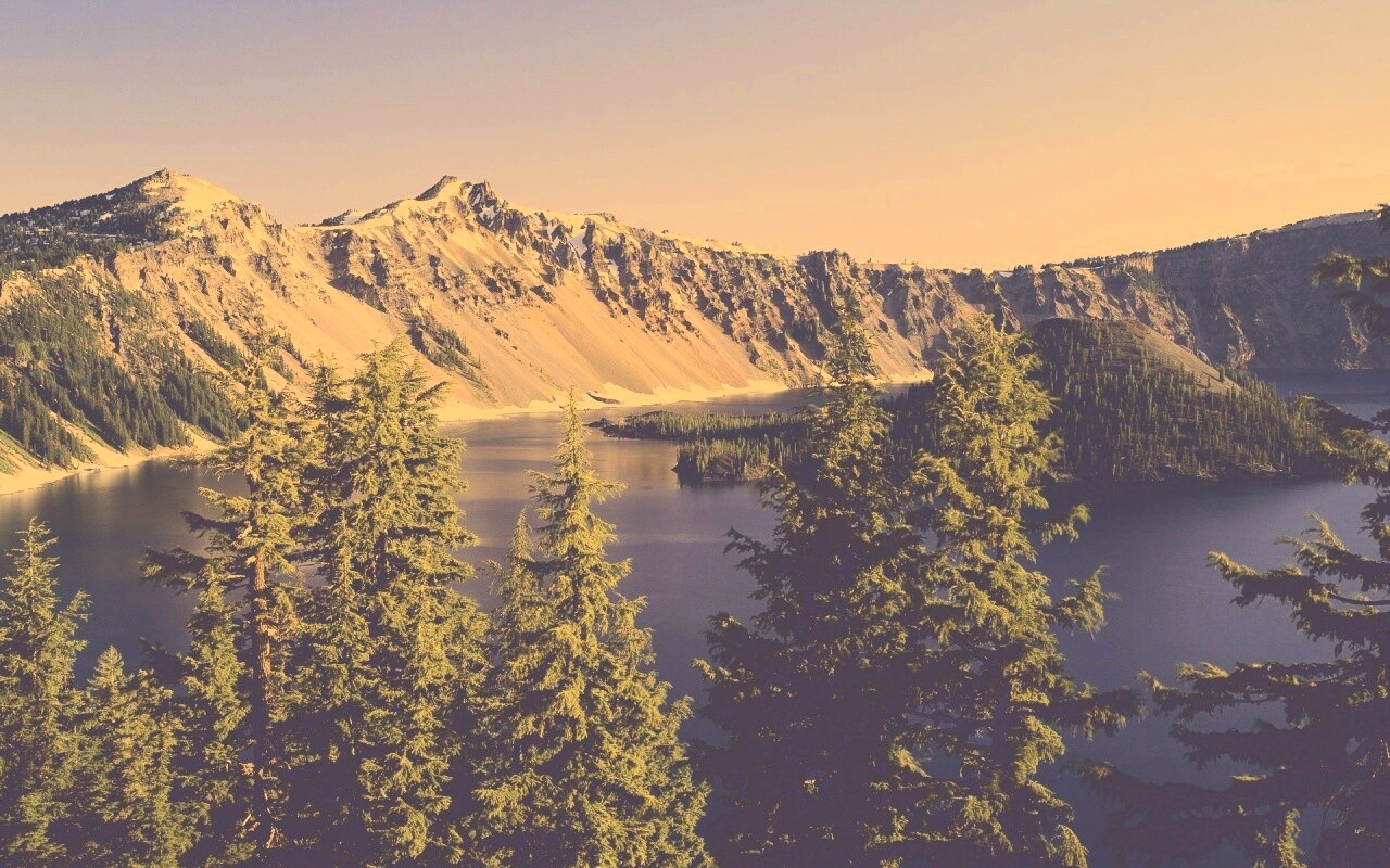 Озеро в кратере обои