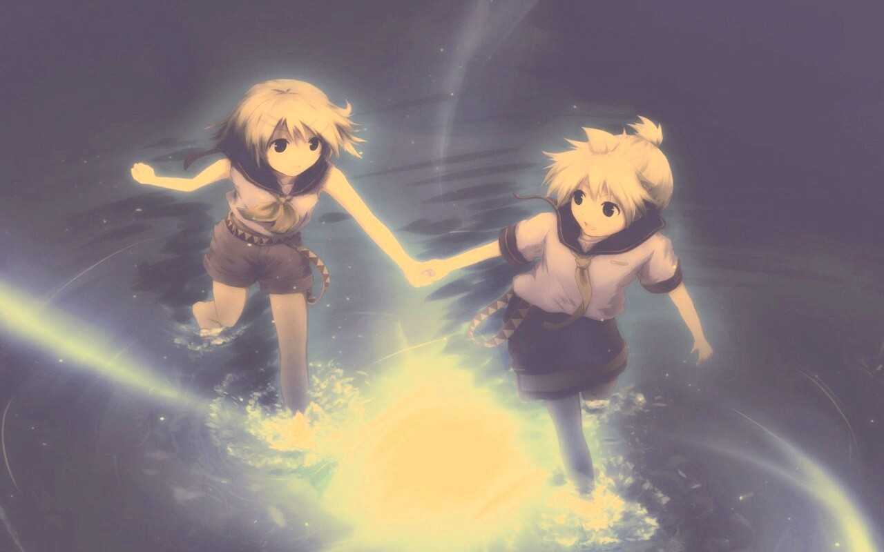 Девочки бегут по воде обои