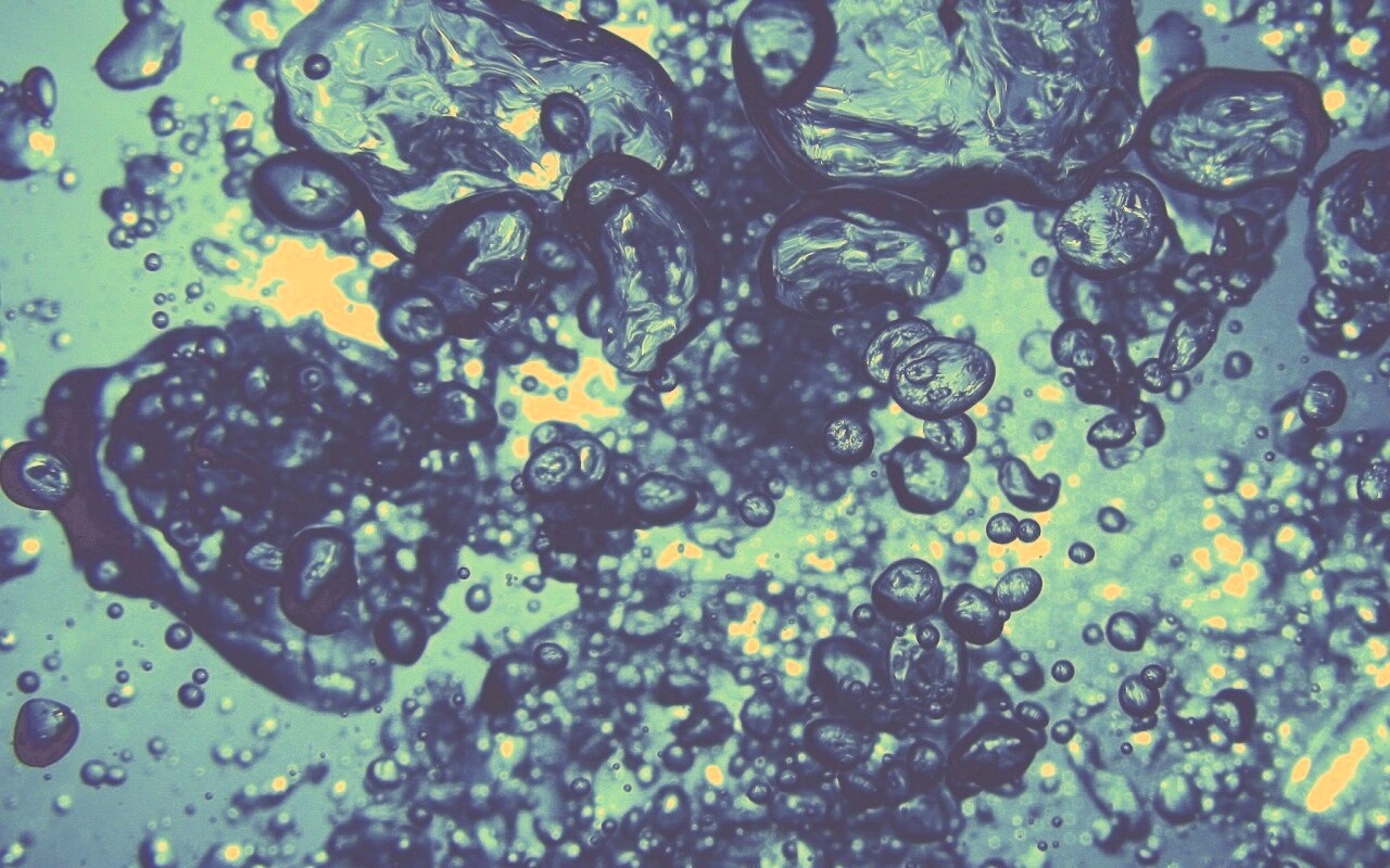 Тёмные пузыри в воде обои