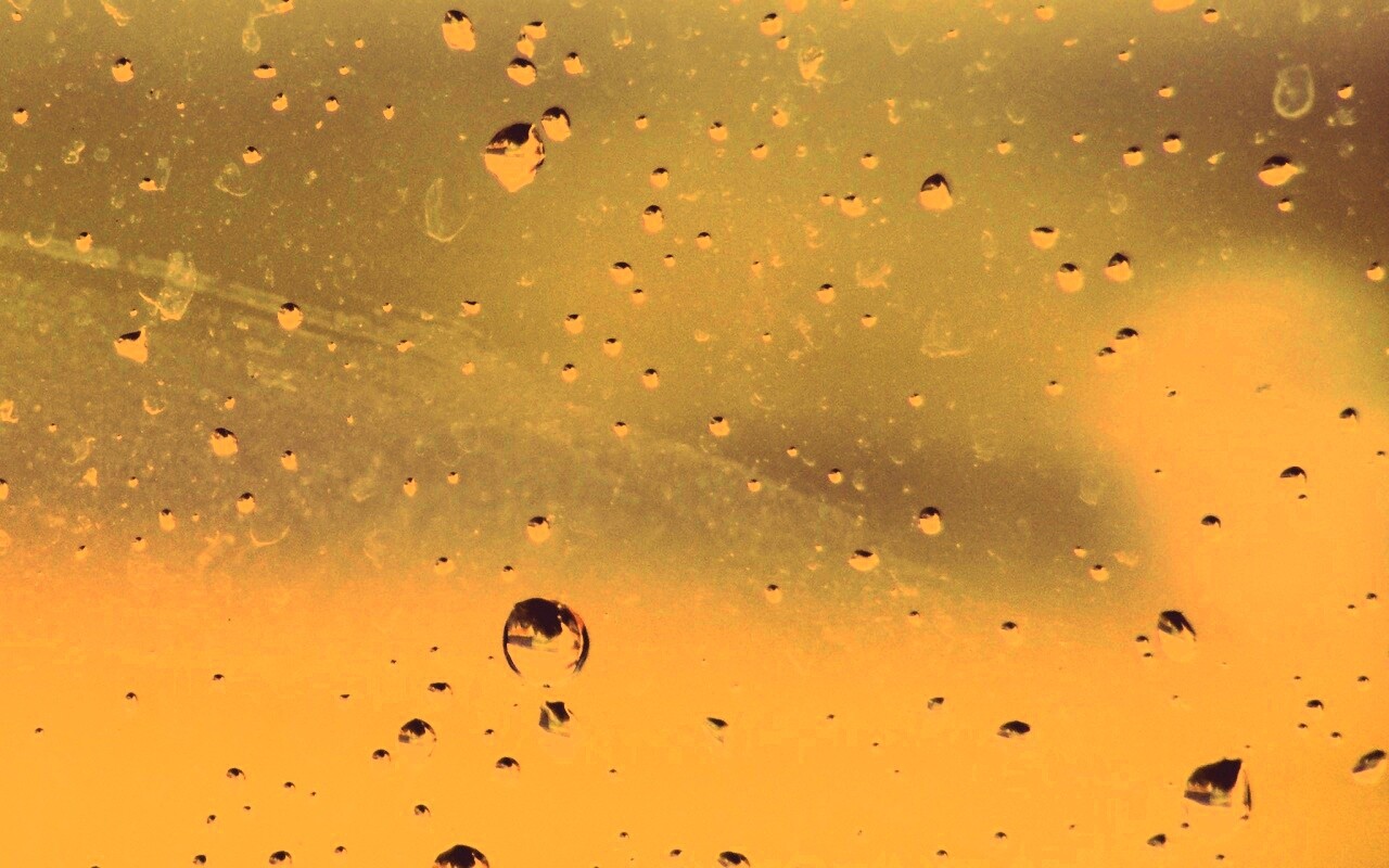 Капли на грязном стекле обои