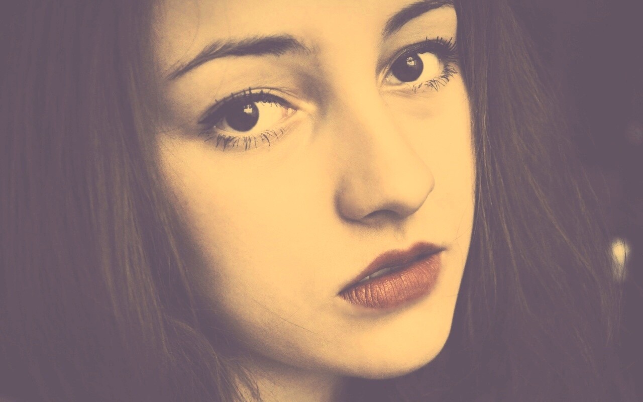 Брюнетка с ярким макияжем и печальным лицом обои