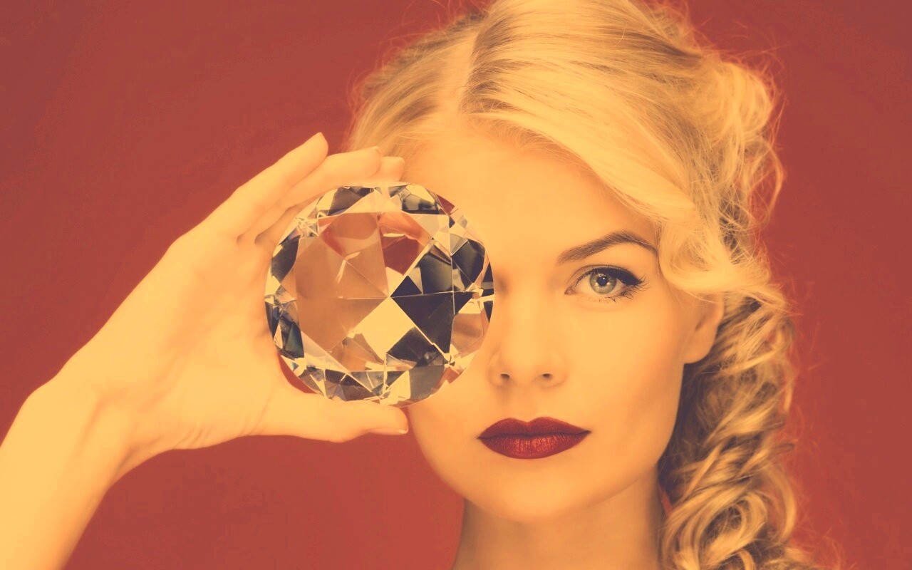Девушка с бриллиантом обои