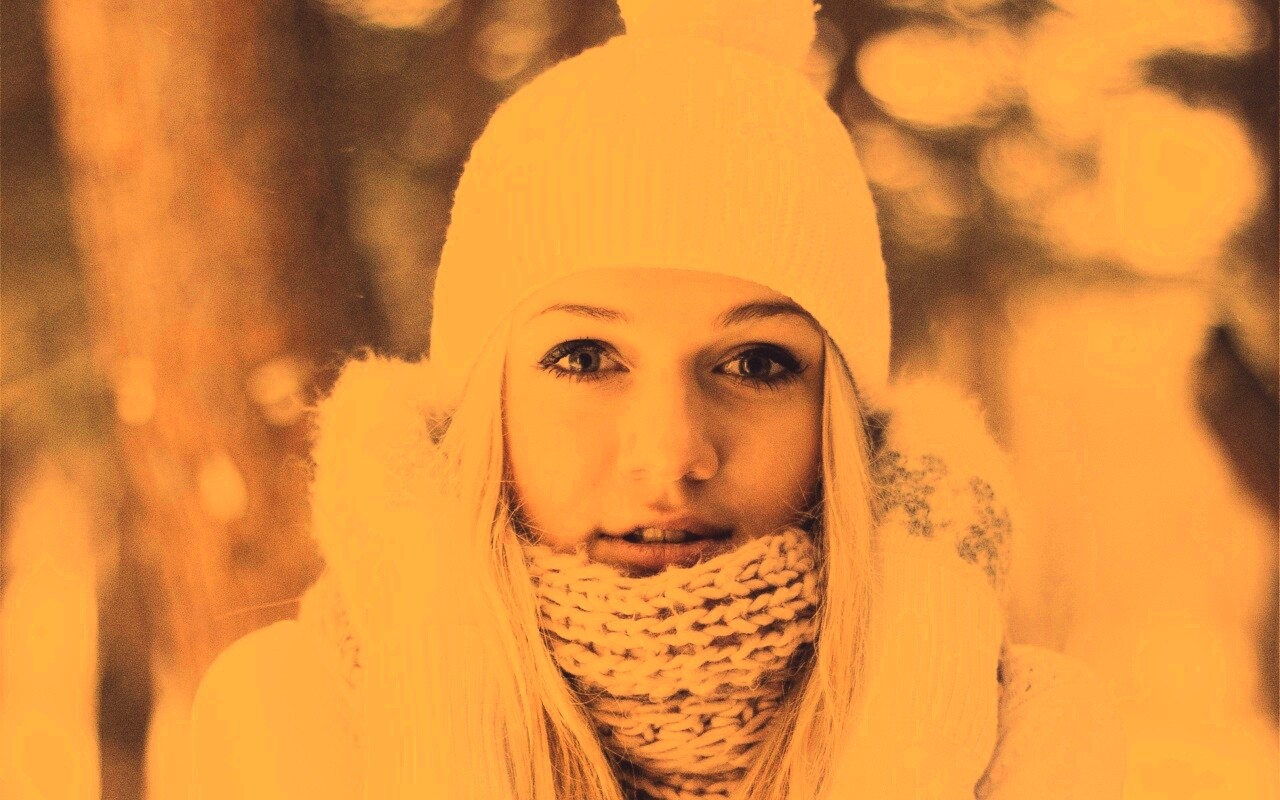 Девушка в белом в снежном лесу обои