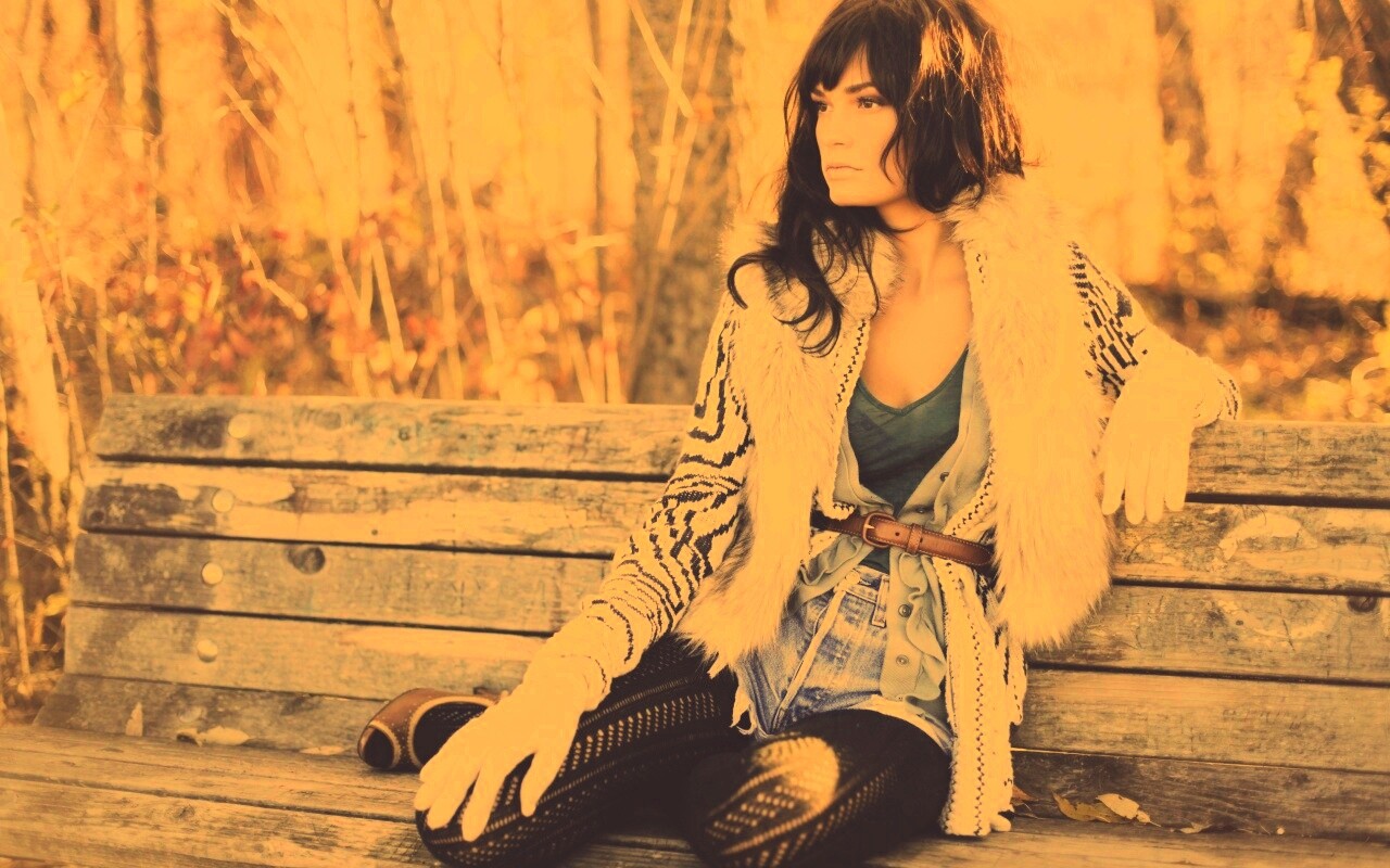 Красивая девушка сидит на скамейке обои