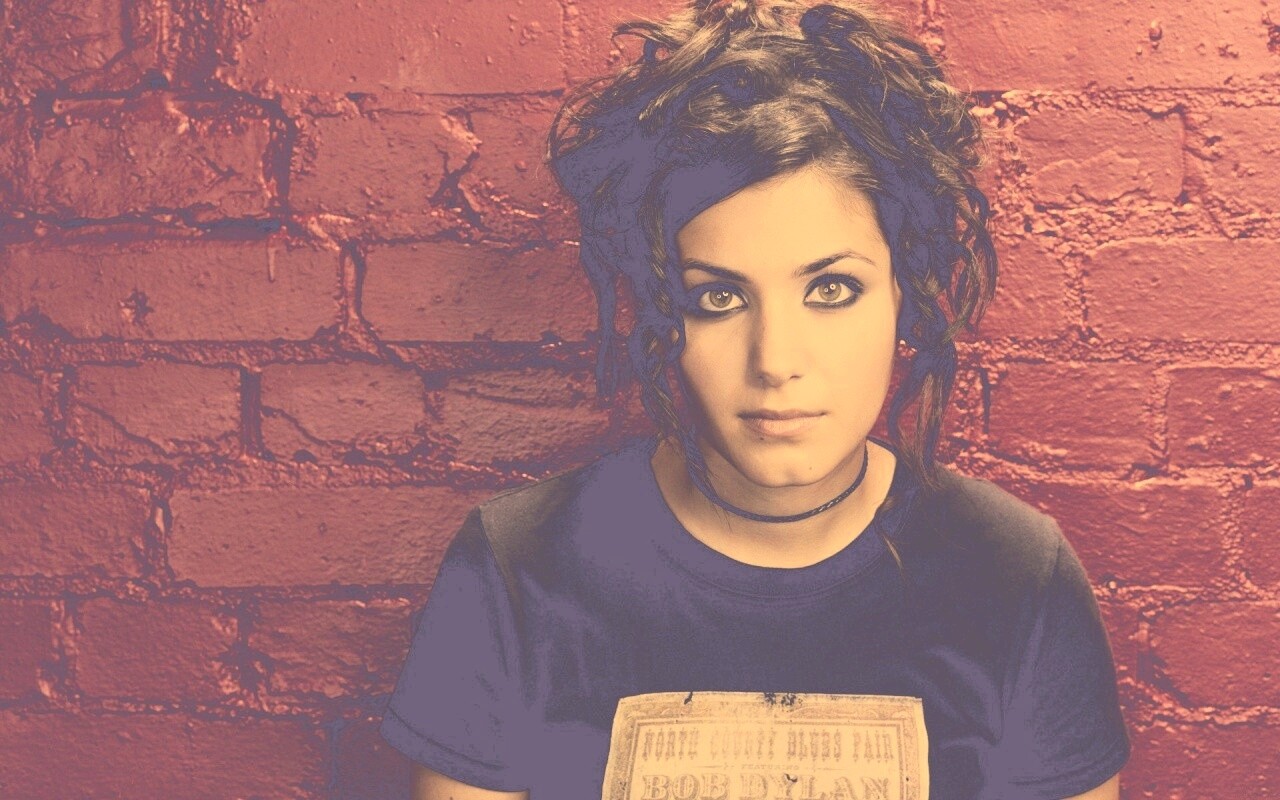 Подросток на фоне розовой кирпичной стены обои