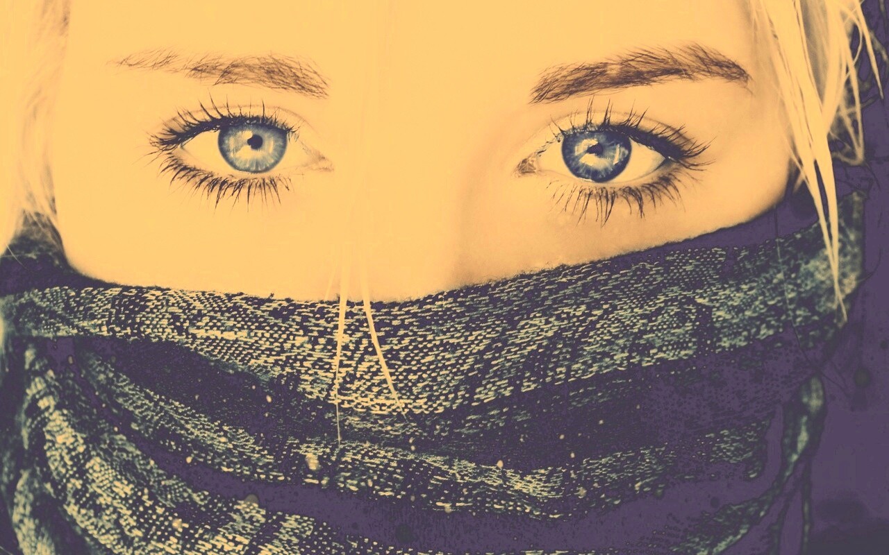 Блондинка с шарфом на лице обои