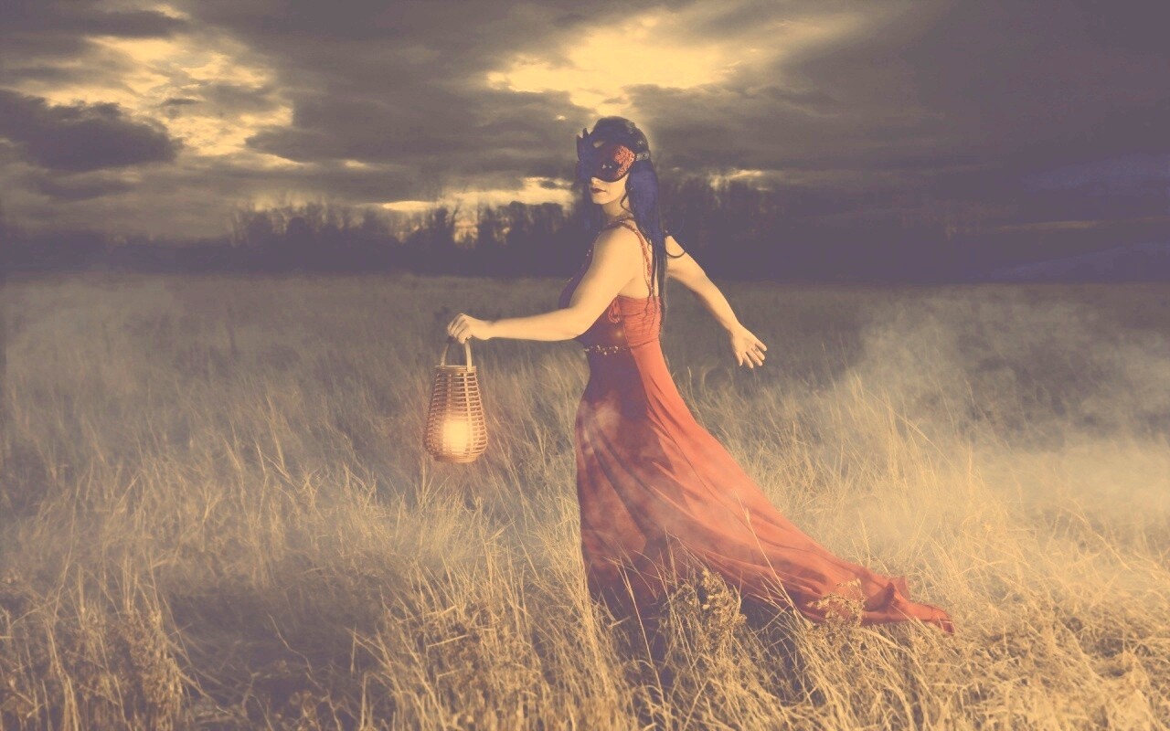 Девушка со свечей обои