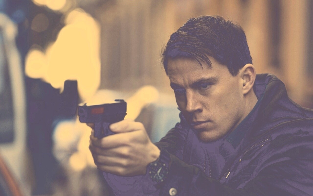 Ченнинг Татум с пистолетом обои