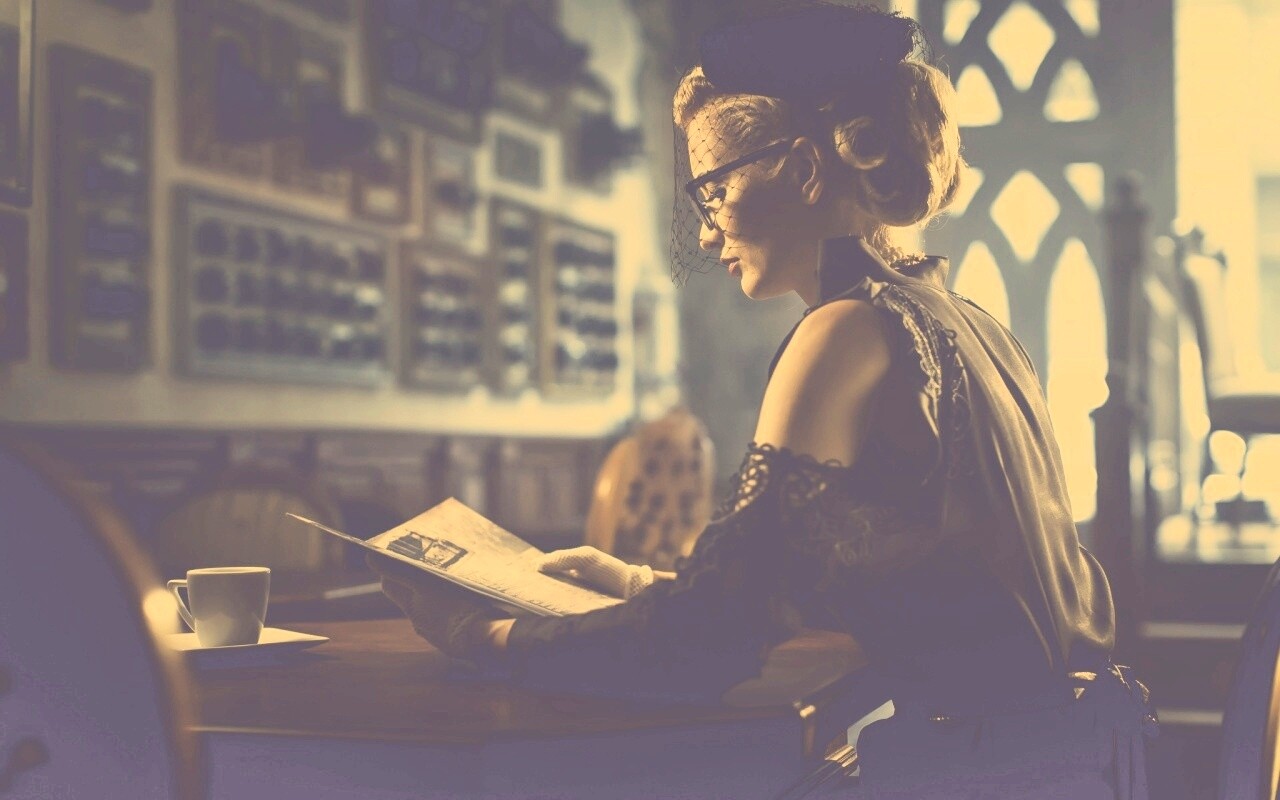 Витажная девушка в кафе обои