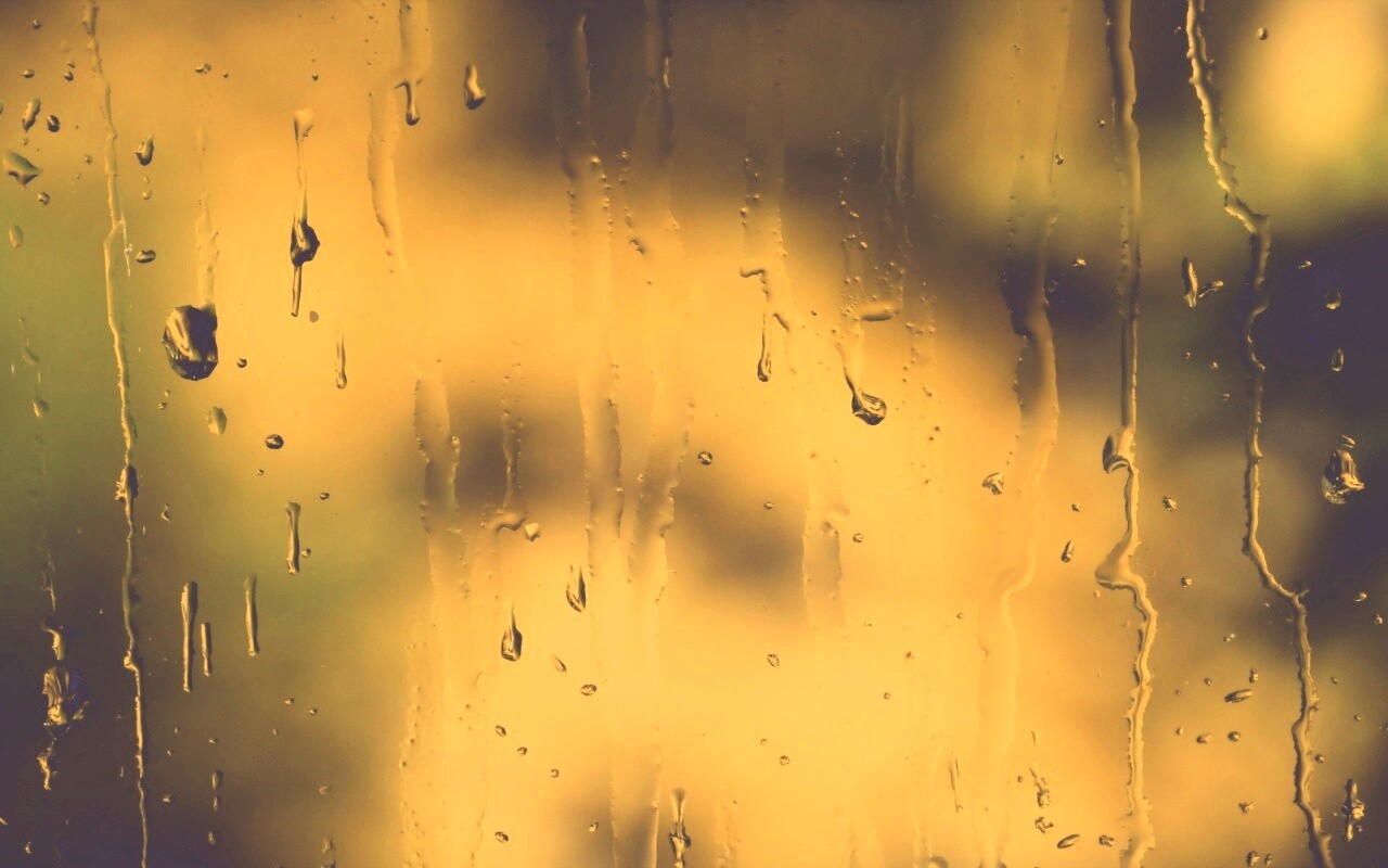 Текущая по стеклу вода обои