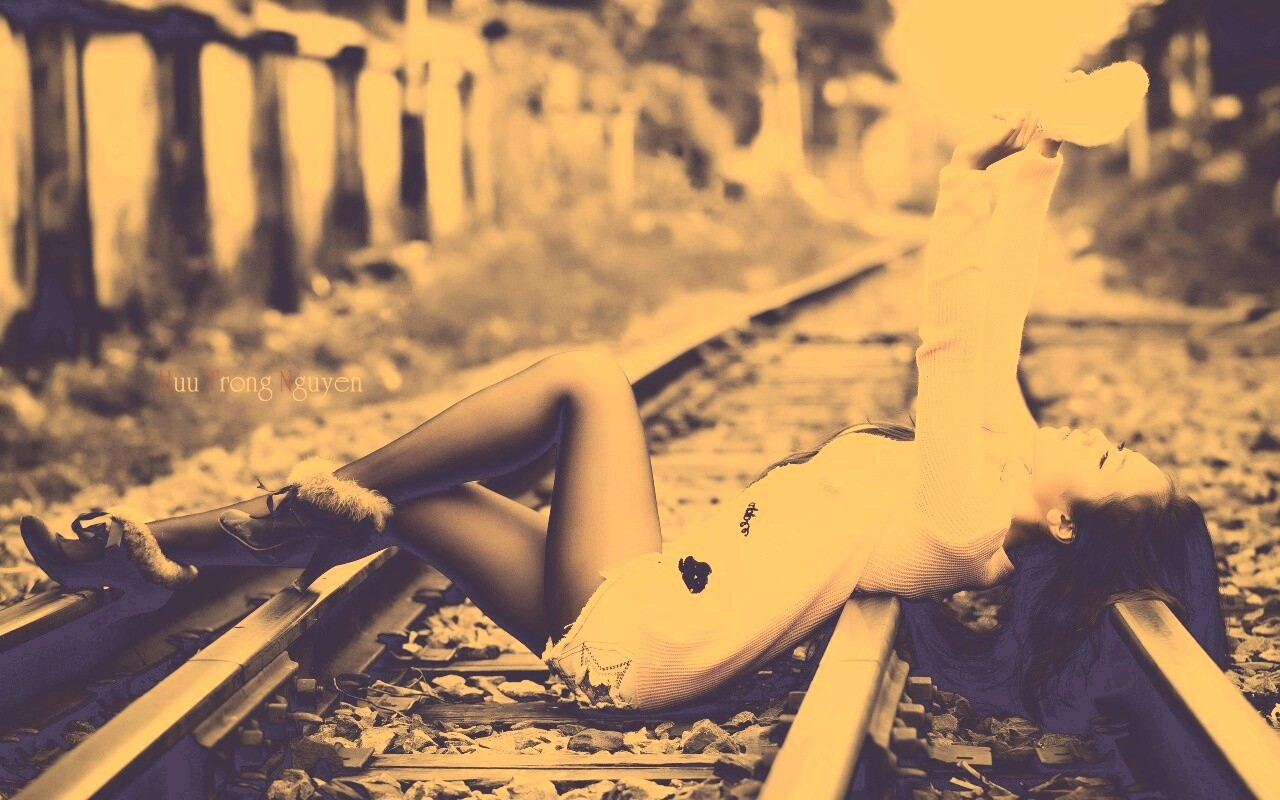 Модель на железнодорожных путях обои