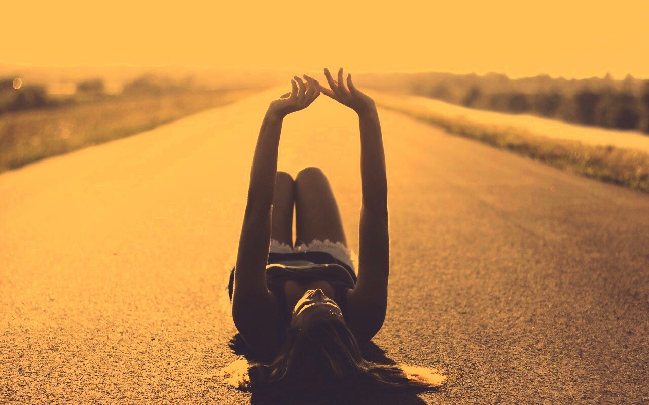 Девушка на асфальте обои