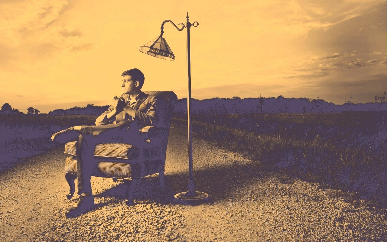 Мужчина в кресле обои