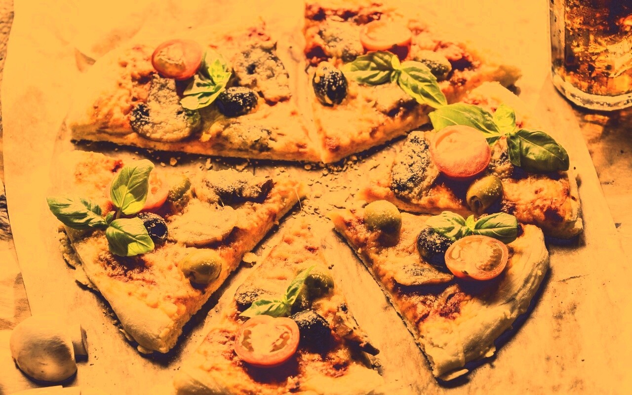 Сочная пицца с томатами и пармезаном обои