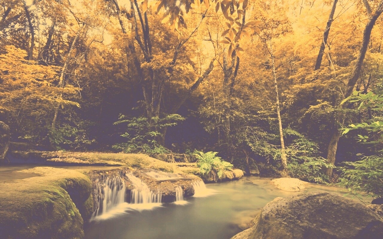 Водопадик в осеннем лесу обои