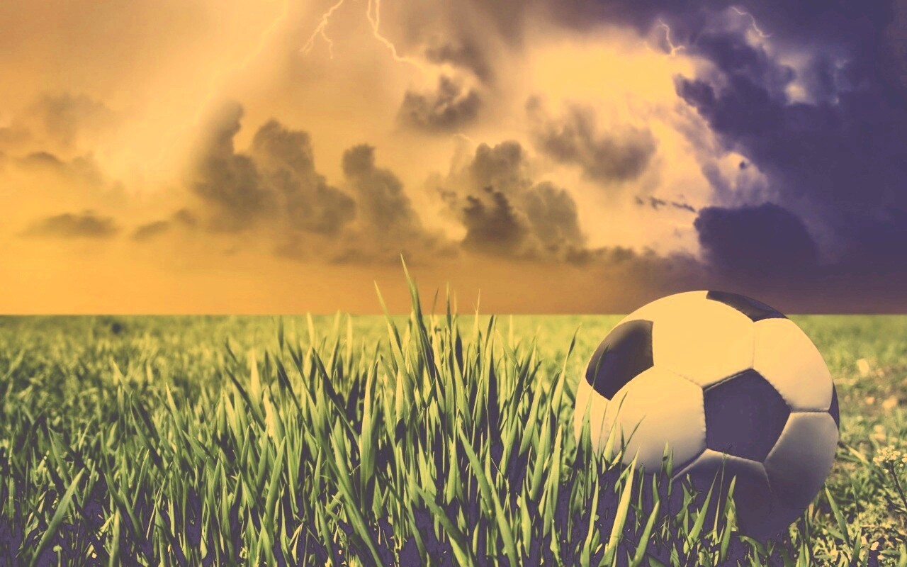Футбольный мяч на газоне обои