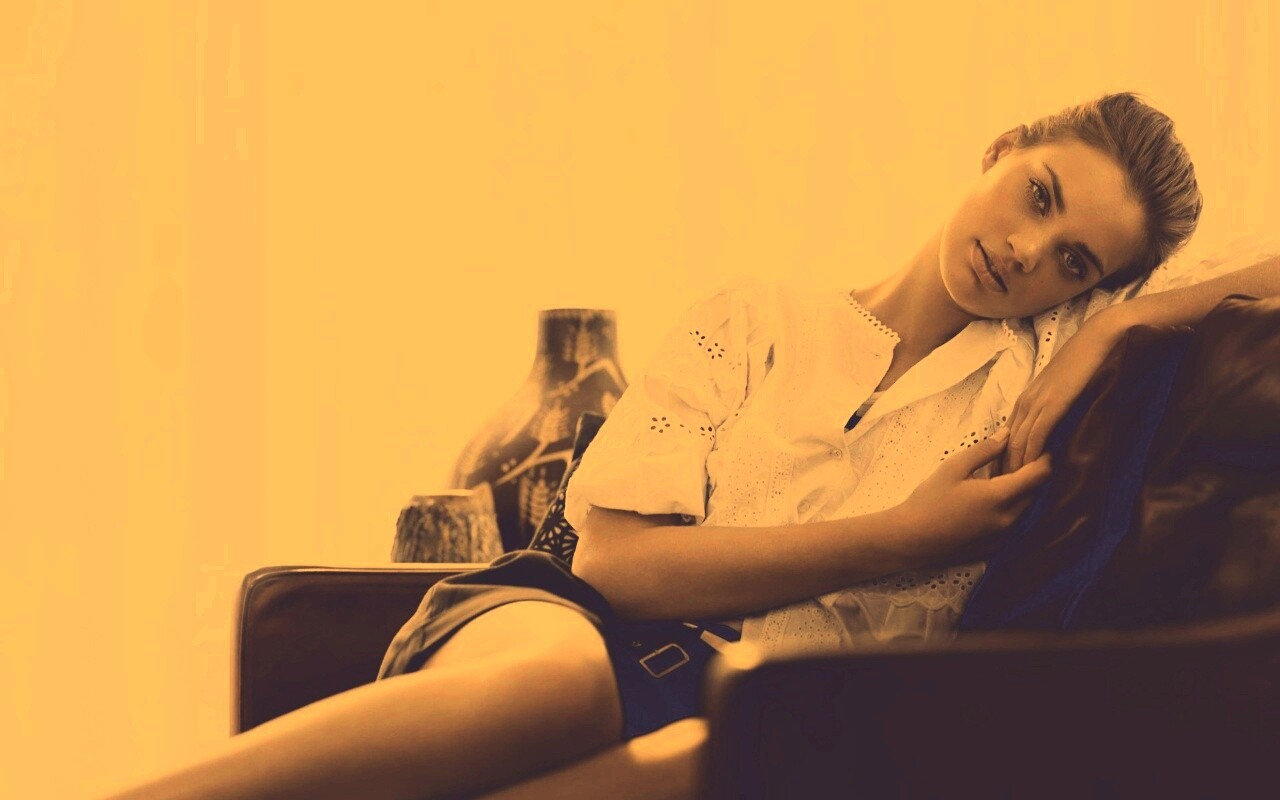 Девушка на диване обои