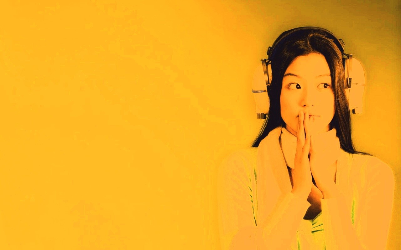 Японка в наушниках обои